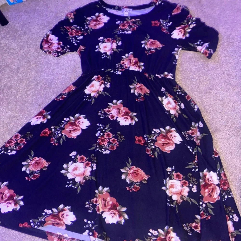 Cute doll flower dress with cute shoulder accents! - Picture 1 of 2